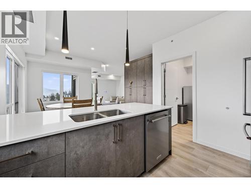 1405 Springhill Drive Unit# 3405, Kamloops, BC - Indoor Photo Showing Kitchen With Double Sink