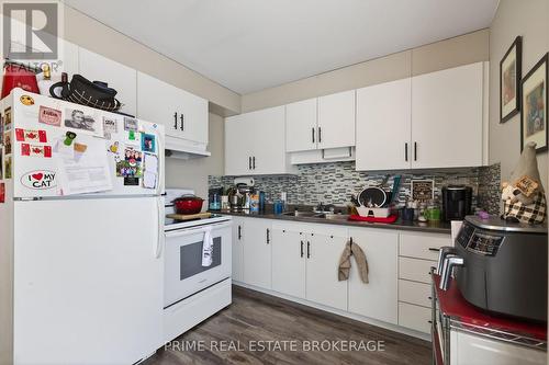 68 Forest Street, Aylmer, ON - Indoor Photo Showing Kitchen With Double Sink