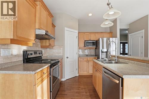 607 Beckett Crescent, Saskatoon, SK - Indoor Photo Showing Kitchen With Double Sink With Upgraded Kitchen