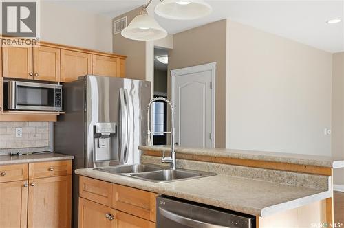 607 Beckett Crescent, Saskatoon, SK - Indoor Photo Showing Kitchen With Double Sink