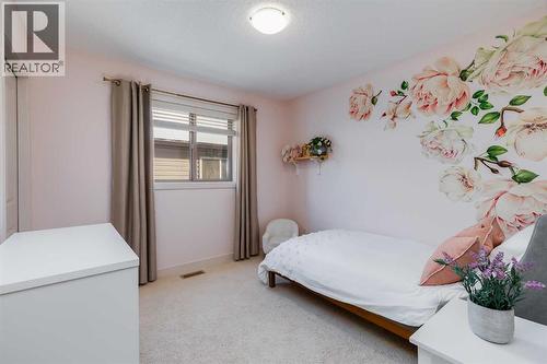 31 St Moritz Terrace Sw, Calgary, AB - Indoor Photo Showing Bedroom