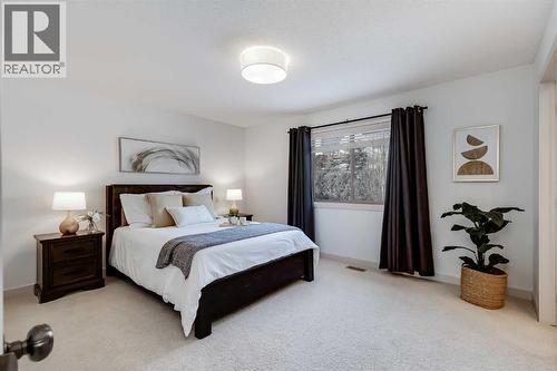 31 St Moritz Terrace Sw, Calgary, AB - Indoor Photo Showing Bedroom