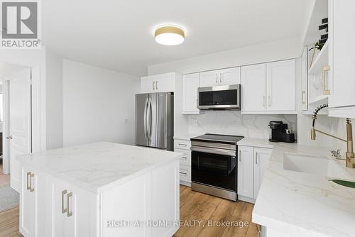 711 - 1600 Charles Street, Whitby (Port Whitby), ON - Indoor Photo Showing Kitchen