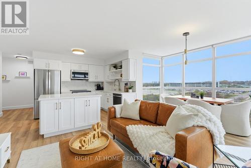 711 - 1600 Charles Street, Whitby (Port Whitby), ON - Indoor Photo Showing Living Room