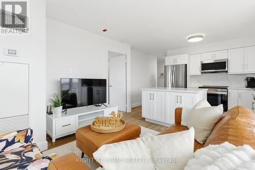 711 - 1600 Charles Street, Whitby (Port Whitby), ON - Indoor