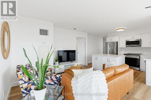 711 - 1600 Charles Street, Whitby (Port Whitby), ON - Indoor