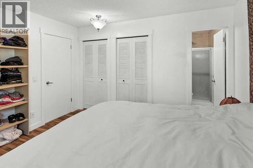 40 Bergen Place Nw, Calgary, AB - Indoor Photo Showing Bedroom