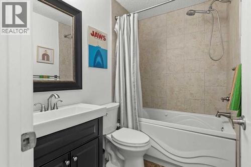 40 Bergen Place Nw, Calgary, AB - Indoor Photo Showing Bathroom