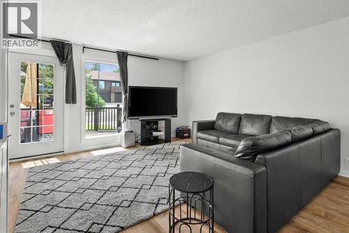 40 Bergen Place Nw, Calgary, AB - Indoor Photo Showing Living Room