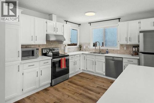 40 Bergen Place Nw, Calgary, AB - Indoor Photo Showing Kitchen With Stainless Steel Kitchen With Double Sink