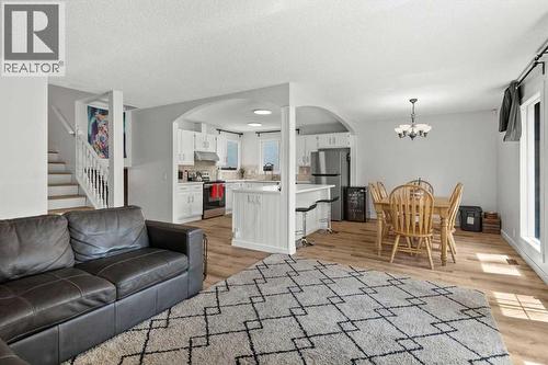 40 Bergen Place Nw, Calgary, AB - Indoor Photo Showing Living Room