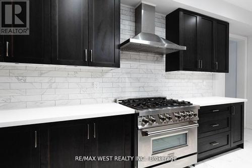 31 Frederick Taylor Way, East Gwillimbury, ON - Indoor Photo Showing Kitchen
