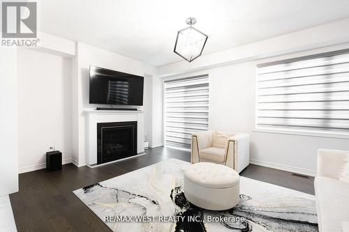 31 Frederick Taylor Way, East Gwillimbury, ON - Indoor Photo Showing Living Room With Fireplace