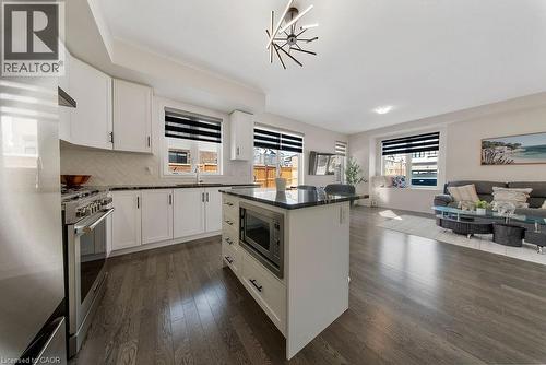 175 Blackbird Way, Mount Hope, ON - Indoor Photo Showing Kitchen With Upgraded Kitchen