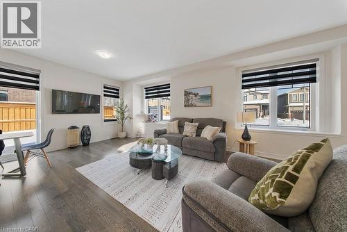 175 Blackbird Way, Mount Hope, ON - Indoor Photo Showing Living Room