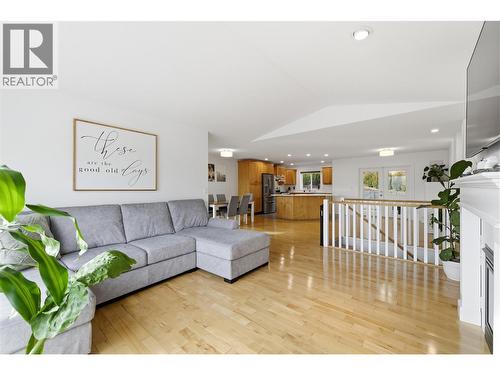1492 Longley Crescent, Kelowna, BC - Indoor Photo Showing Living Room