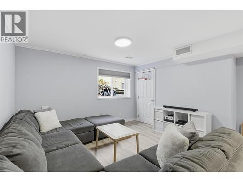 1492 Longley Crescent, Kelowna, BC - Indoor Photo Showing Living Room