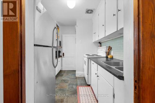 18 Tecumseh Avenue E, London South (South F), ON - Indoor Photo Showing Kitchen With Double Sink