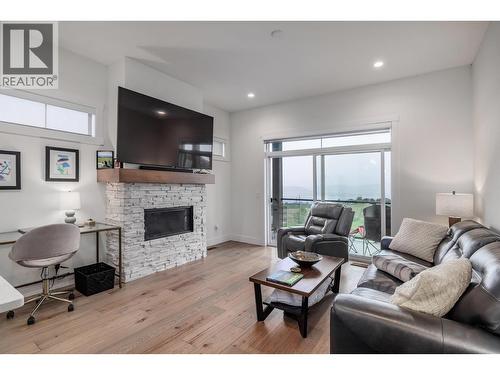 1428 Tower Ranch Drive, Kelowna, BC - Indoor Photo Showing Living Room With Fireplace