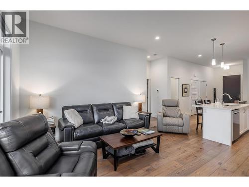 1428 Tower Ranch Drive, Kelowna, BC - Indoor Photo Showing Living Room