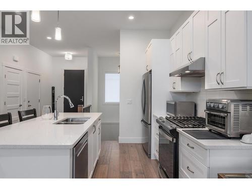 1428 Tower Ranch Drive, Kelowna, BC - Indoor Photo Showing Kitchen With Stainless Steel Kitchen With Double Sink With Upgraded Kitchen