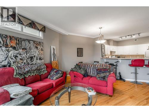 1088 Sunset Drive Unit# 435, Kelowna, BC - Indoor Photo Showing Living Room