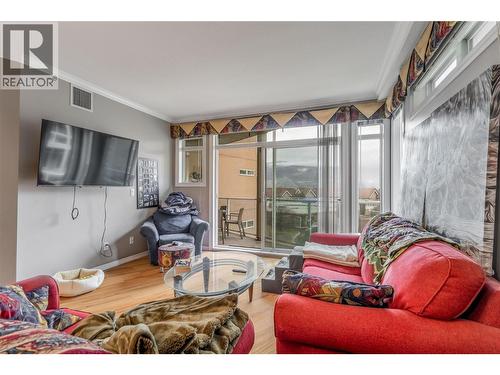 1088 Sunset Drive Unit# 435, Kelowna, BC - Indoor Photo Showing Living Room