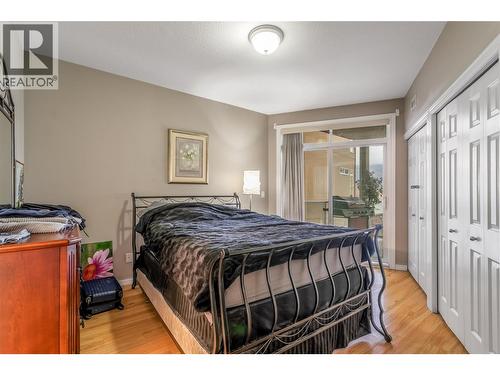 1088 Sunset Drive Unit# 435, Kelowna, BC - Indoor Photo Showing Bedroom