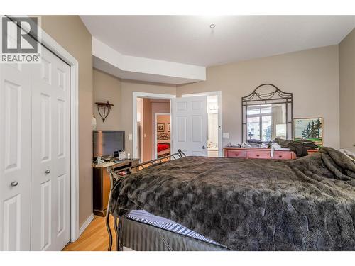 1088 Sunset Drive Unit# 435, Kelowna, BC - Indoor Photo Showing Bedroom