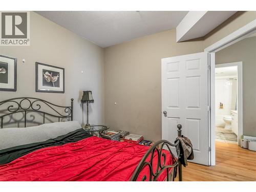 1088 Sunset Drive Unit# 435, Kelowna, BC - Indoor Photo Showing Bedroom