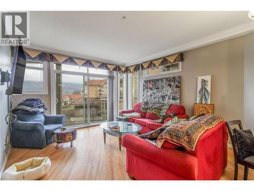 1088 Sunset Drive Unit# 435, Kelowna, BC - Indoor Photo Showing Living Room