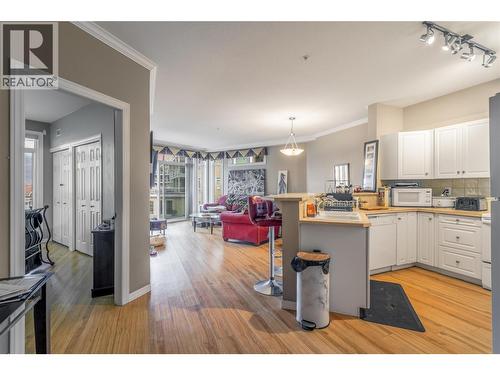 1088 Sunset Drive Unit# 435, Kelowna, BC - Indoor Photo Showing Kitchen