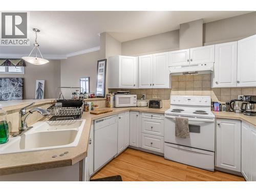 1088 Sunset Drive Unit# 435, Kelowna, BC - Indoor Photo Showing Kitchen