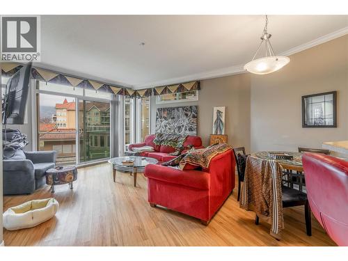 1088 Sunset Drive Unit# 435, Kelowna, BC - Indoor Photo Showing Living Room