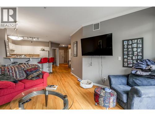 1088 Sunset Drive Unit# 435, Kelowna, BC - Indoor Photo Showing Living Room