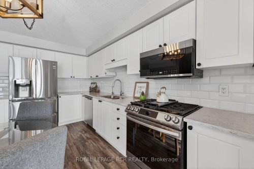 73 Montgomery Boulevard, Orangeville, ON - Indoor Photo Showing Kitchen With Stainless Steel Kitchen With Double Sink With Upgraded Kitchen
