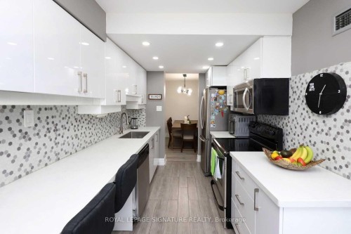 1101-100 County Court Boulevard, Brampton, ON - Indoor Photo Showing Kitchen With Upgraded Kitchen