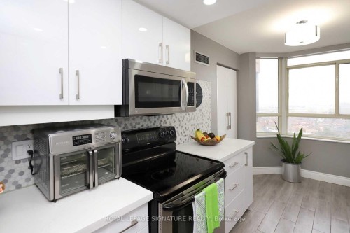 1101-100 County Court Boulevard, Brampton, ON - Indoor Photo Showing Kitchen