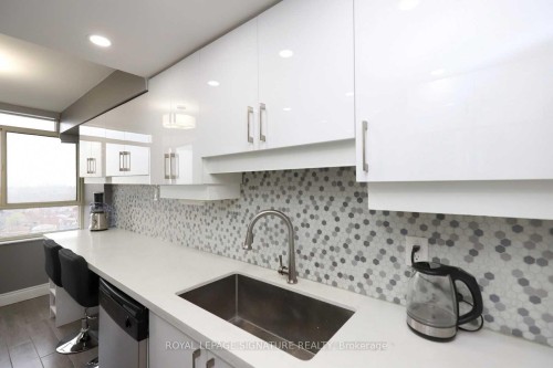 1101-100 County Court Boulevard, Brampton, ON - Indoor Photo Showing Kitchen With Upgraded Kitchen