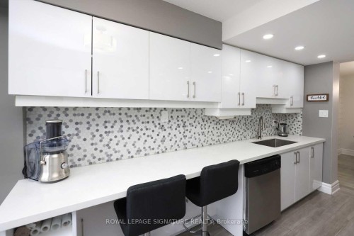 1101-100 County Court Boulevard, Brampton, ON - Indoor Photo Showing Kitchen With Upgraded Kitchen
