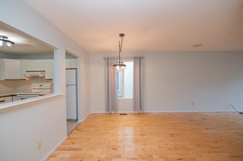 87-3900 27 Avenue, Vernon, BC - Indoor Photo Showing Kitchen