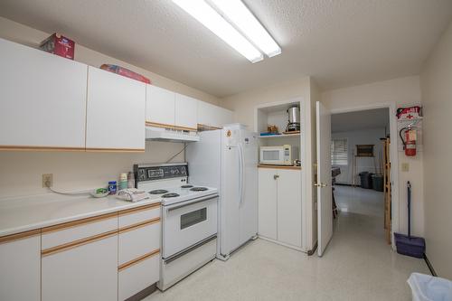 87-3900 27 Avenue, Vernon, BC - Indoor Photo Showing Kitchen