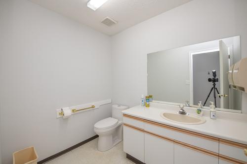 87-3900 27 Avenue, Vernon, BC - Indoor Photo Showing Bathroom