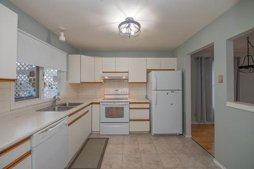 87-3900 27 Avenue, Vernon, BC - Indoor Photo Showing Kitchen With Double Sink