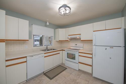 87-3900 27 Avenue, Vernon, BC - Indoor Photo Showing Kitchen With Double Sink