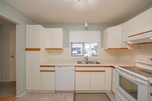 87-3900 27 Avenue, Vernon, BC - Indoor Photo Showing Kitchen With Double Sink