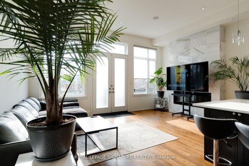 119B Hillside Avenue, Toronto, ON - Indoor Photo Showing Living Room