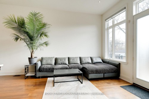 119B Hillside Avenue, Toronto, ON - Indoor Photo Showing Living Room