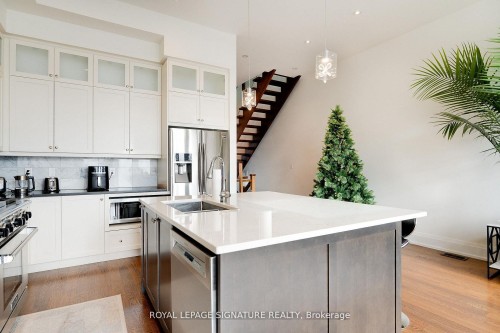 119B Hillside Avenue, Toronto, ON - Indoor Photo Showing Kitchen With Upgraded Kitchen