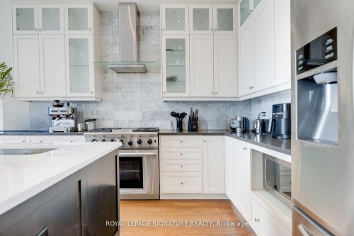 119B Hillside Avenue, Toronto, ON - Indoor Photo Showing Kitchen With Upgraded Kitchen